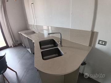 Top cucina in marmo sintetico