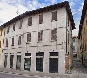 CANTU' vendiamo TRILOCALE al piano secondo da rist