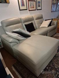 divano in pelle grigio con  chaise longue
