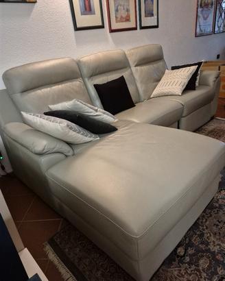 divano in pelle grigio con  chaise longue
