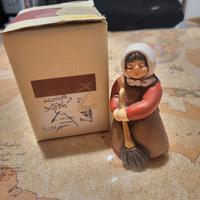 thun presepe classico donna con scopa rossa