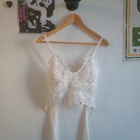 top coquette di pizzo bianco con spalline sottili