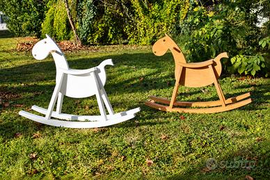 Cavallo a dondolo in legno