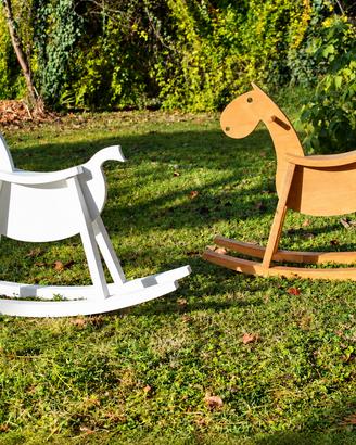 Cavallo a dondolo in legno