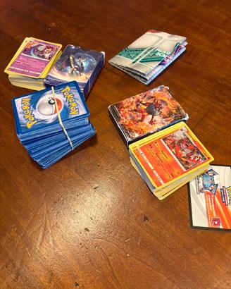 Carte pokemon e 2 mazzi completi sole e luna