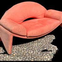 divano di design rosa