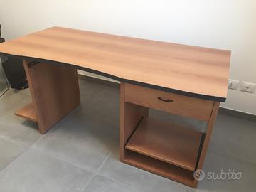 Scrivania in legno con cassetto come nuova
