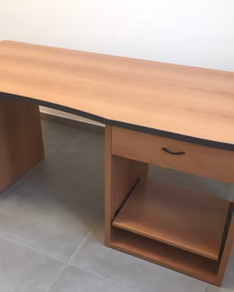Scrivania in legno con cassetto come nuova