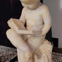 sculrura in alabastro bambina che legge