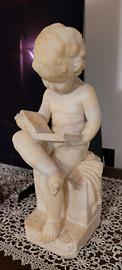 sculrura in alabastro bambina che legge