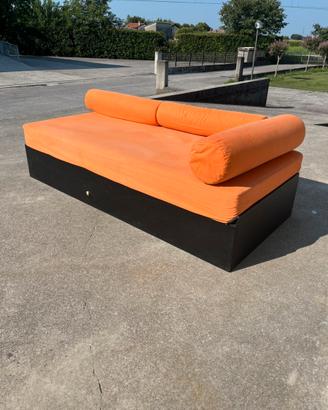 Divano arancione