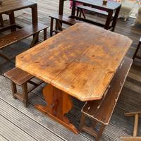 Tavolo vintage in legno robusto a carattere unico