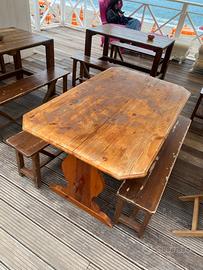 Tavolo vintage in legno robusto a carattere unico