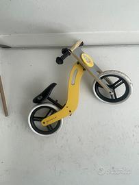 Bicicletta in legno senza pedali
