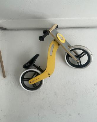 Bicicletta in legno senza pedali