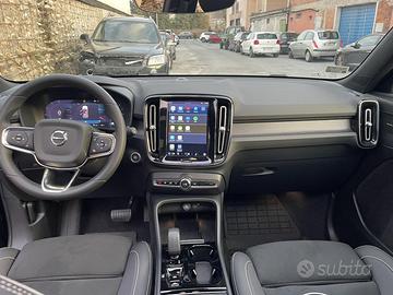Volvo XC40 B3 automatico ultimate dark