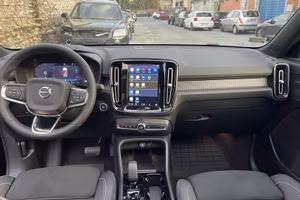 Volvo XC40 B3 automatico ultimate dark