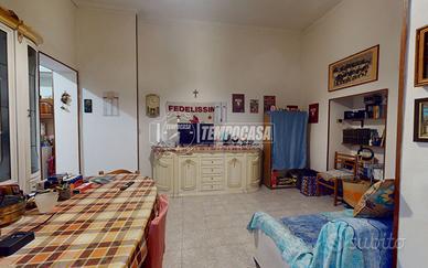 AMPIO APPARTAMENTO DA RISTRUTTURARE IN VANCHIGLIA