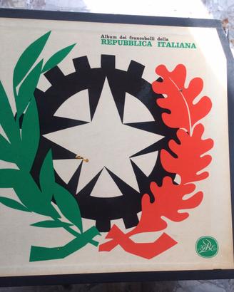Due album francobolli Repubblica Italiana