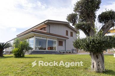 VILLA UNIFAMILIARE DI PREGIO CON AMPIO GIARDINO E