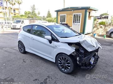 FORD FIESTA SINISTRATA SENZA MOTORE 2017