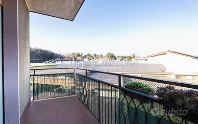 AMPIO TRILOCALE IN CENTRO INVERIGO CON BOX E VISTA