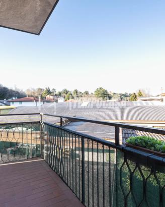 AMPIO TRILOCALE IN CENTRO INVERIGO CON BOX E VISTA