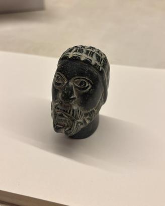 Scultura ispirata ad Hammurabi intagliata a mano