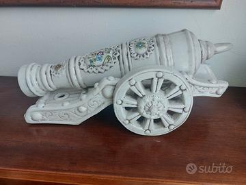 Decorazione in porcellana a forma di cannone