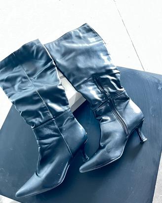 Stivali alti neri con tacco – eleganti e femminili