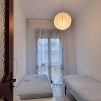 Due letti + comodino + lampada