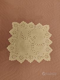 Centrino quadrato cotone bianco ricamo a intaglio 