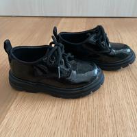 Scarpa in vernice glitterata