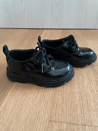 Scarpa in vernice glitterata