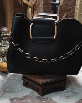 Borsa Nera con Catena e Doppia Opzione Tracolla/Ma