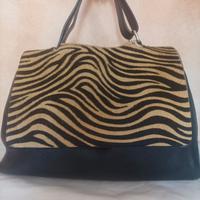 Borsa nera in pelle martellata e cavallino.