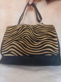 Borsa nera in pelle martellata e cavallino.
