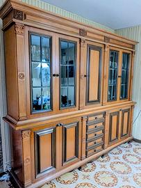 Credenza classica in legno solida e perfetta