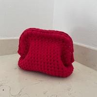 Clutch rossa all’uncinetto