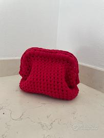 Clutch rossa all’uncinetto