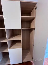 Armadio bianco lucido in legno chiaro