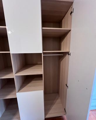 Armadio bianco lucido in legno chiaro