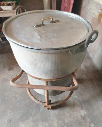 Pentola con scolapaste grandi dimensioni .