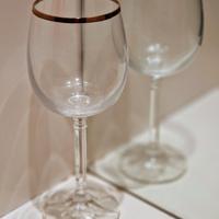 Bicchiere in cristallo e bordo dorato