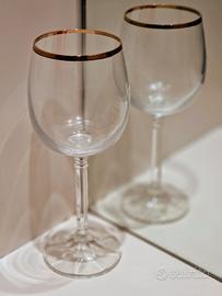 Bicchiere in cristallo e bordo dorato