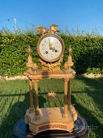 Orologio da tavolo in marmo con pendolo