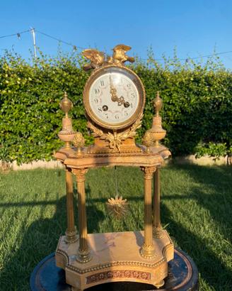 Orologio da tavolo in marmo con pendolo