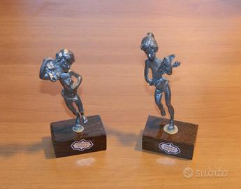 Statuine vintage ragazzo con legna e grano