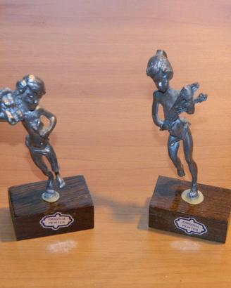 Statuine vintage ragazzo con legna e grano