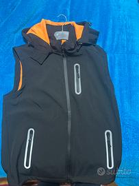 Gilet smanicato con cappuccio in pile